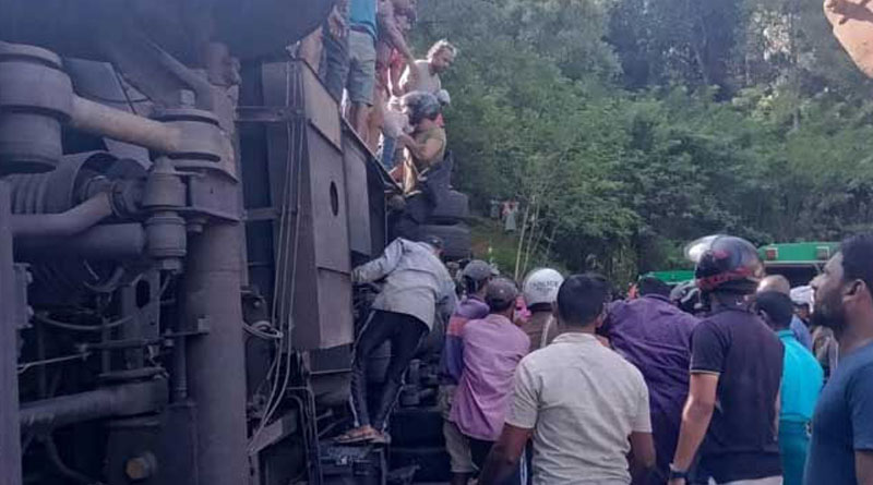 2 dead, over 30 injured as bus carrying uni students topples in Badulla