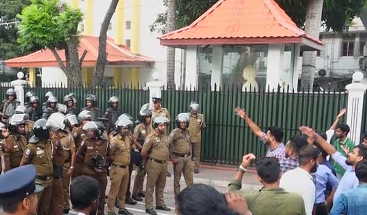 27 arrested during protest in front of Health Ministry