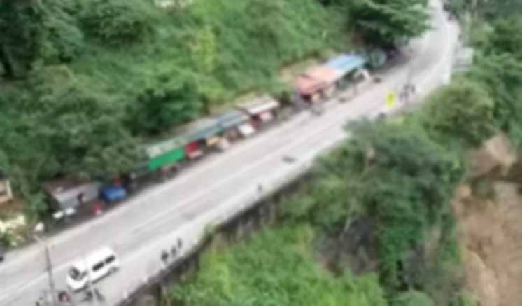 Badulla–Colombo Road restricted to one lane; further disruptions in Pahala Kadugannawa Badulla–Colombo Road restricted to one lane; further disruptions in Pahala Kadugannawa